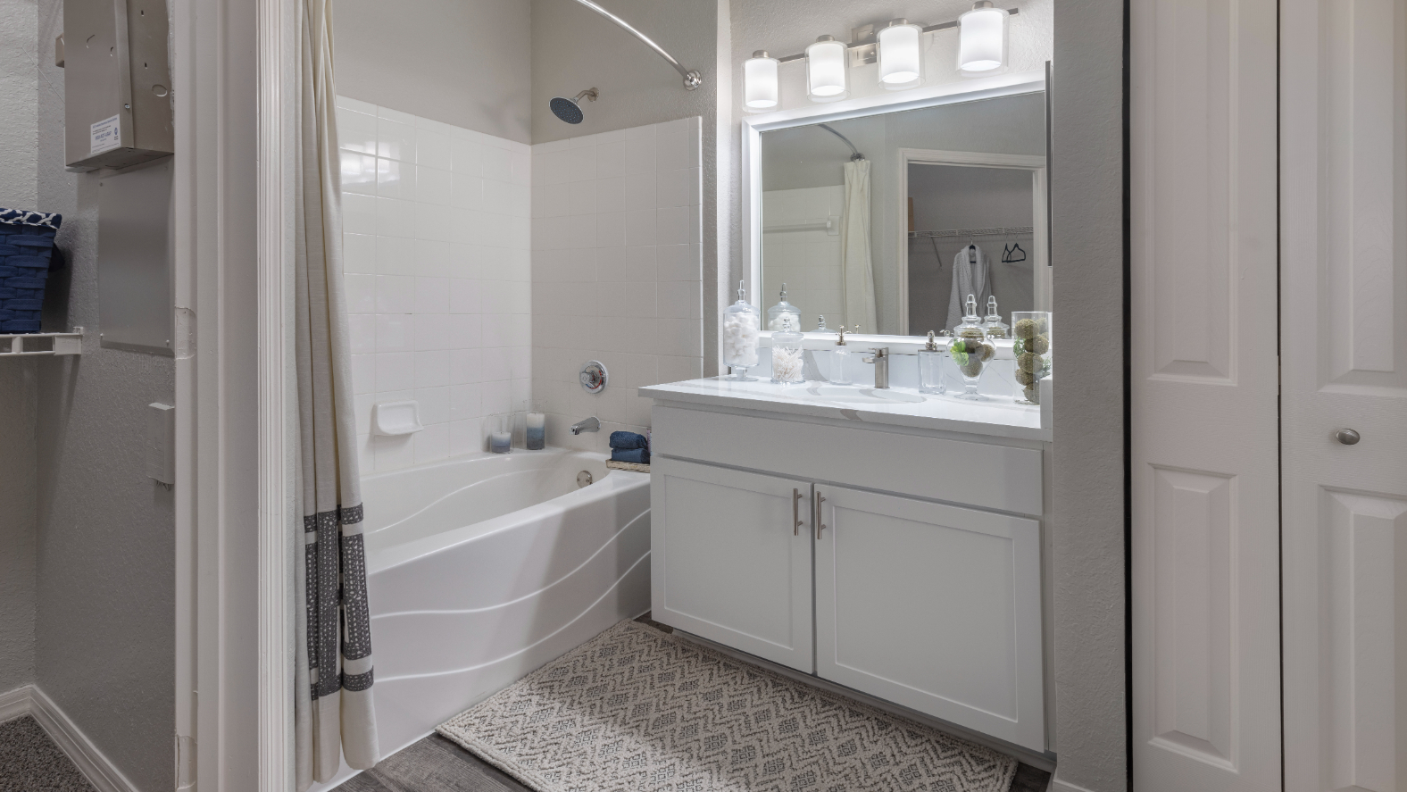 EndersPlaceatBaldwinPark_LuxuryApartmentCommunity_Bathroom_OrlandoFL