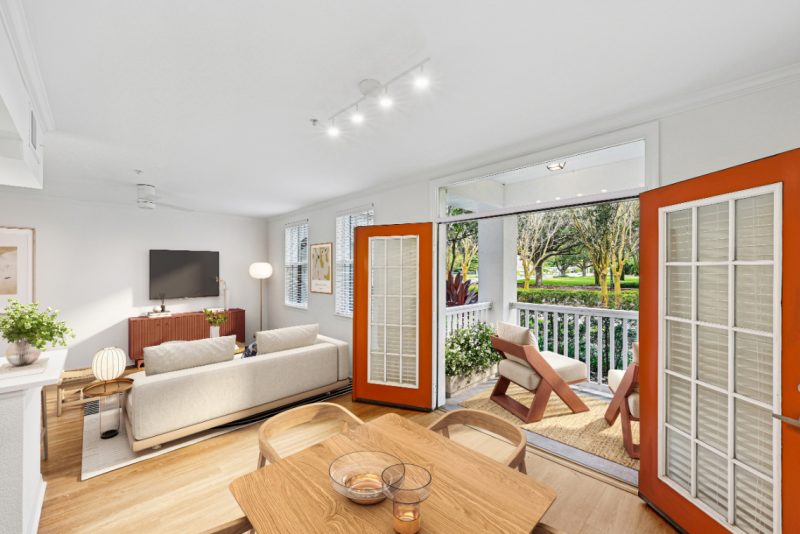 EndersPlaceatBaldwinPark_LuxuryApartmentCommunity_LivingRoomandBalcony_OrlandoFL